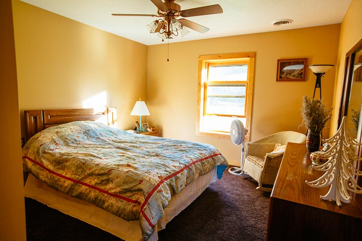 The room is furnished with a comfortable bed, adorned with plush pillows and a cozy comforter.