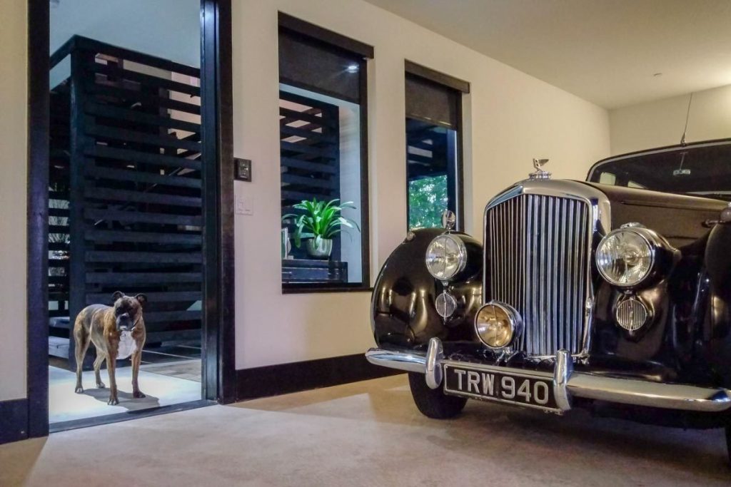 View of the gallery garage area showing a classic car and the access to the living space.