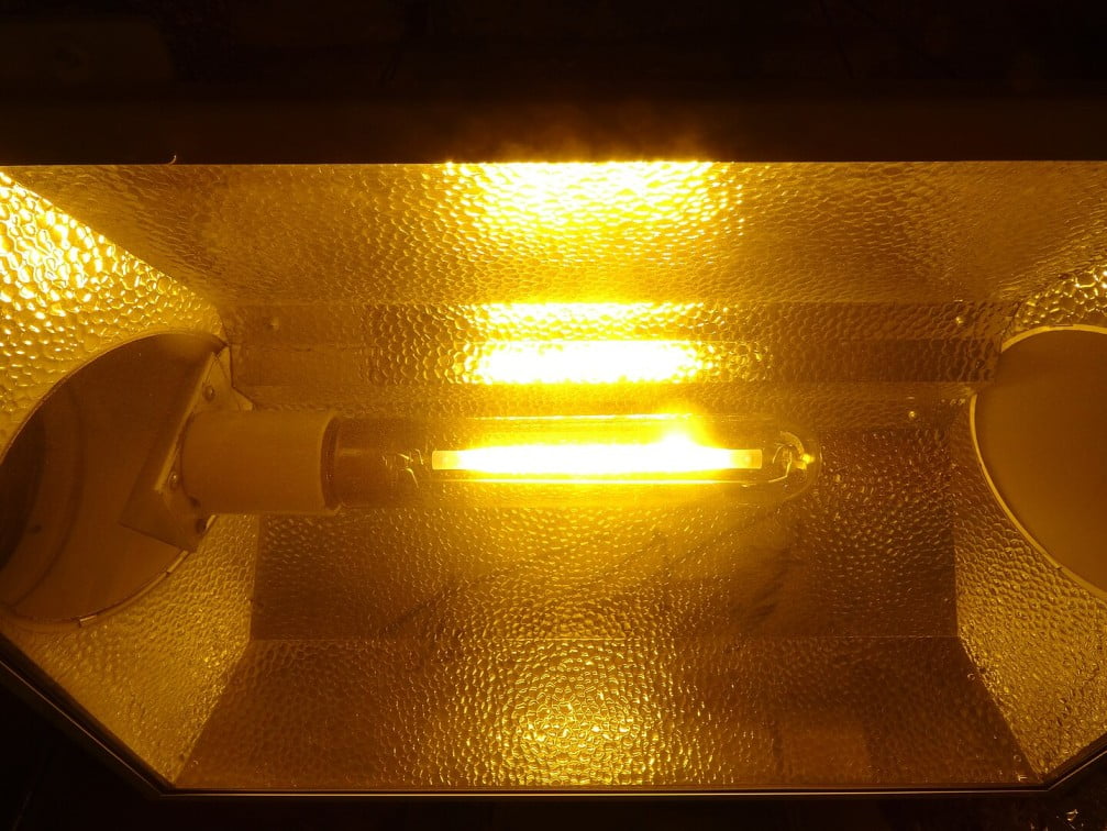 A HID high-pressure sodium light