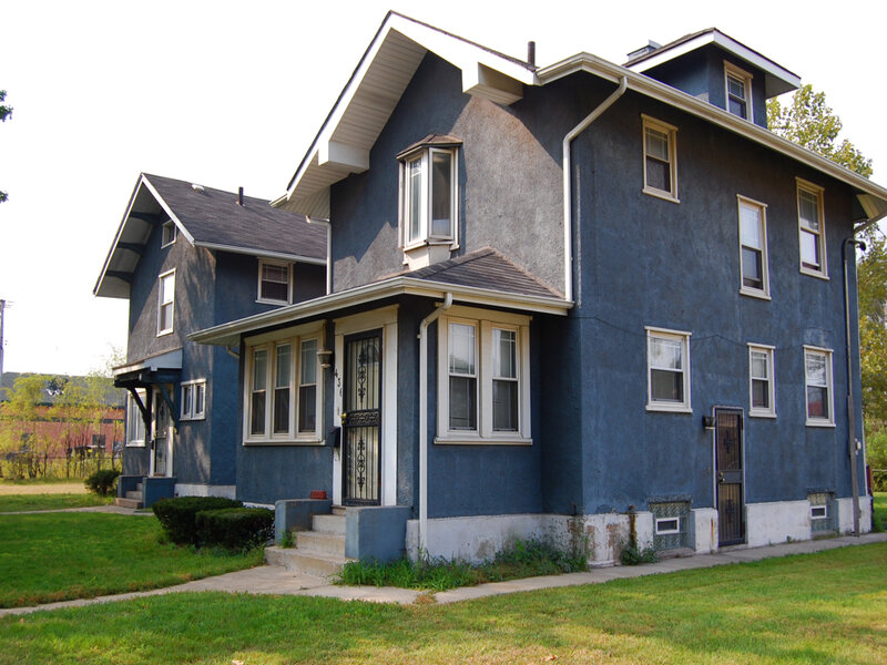  A charming home exterior adorned with a textured stucco siding. 