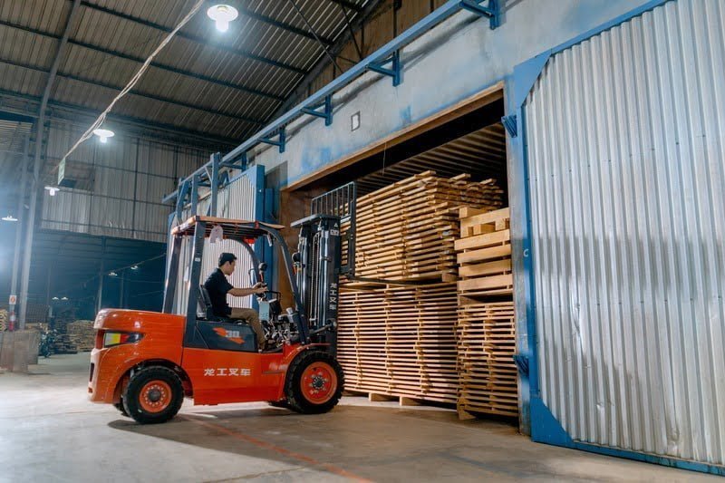 counterbalace forklift lifting pallet in storage warehouse